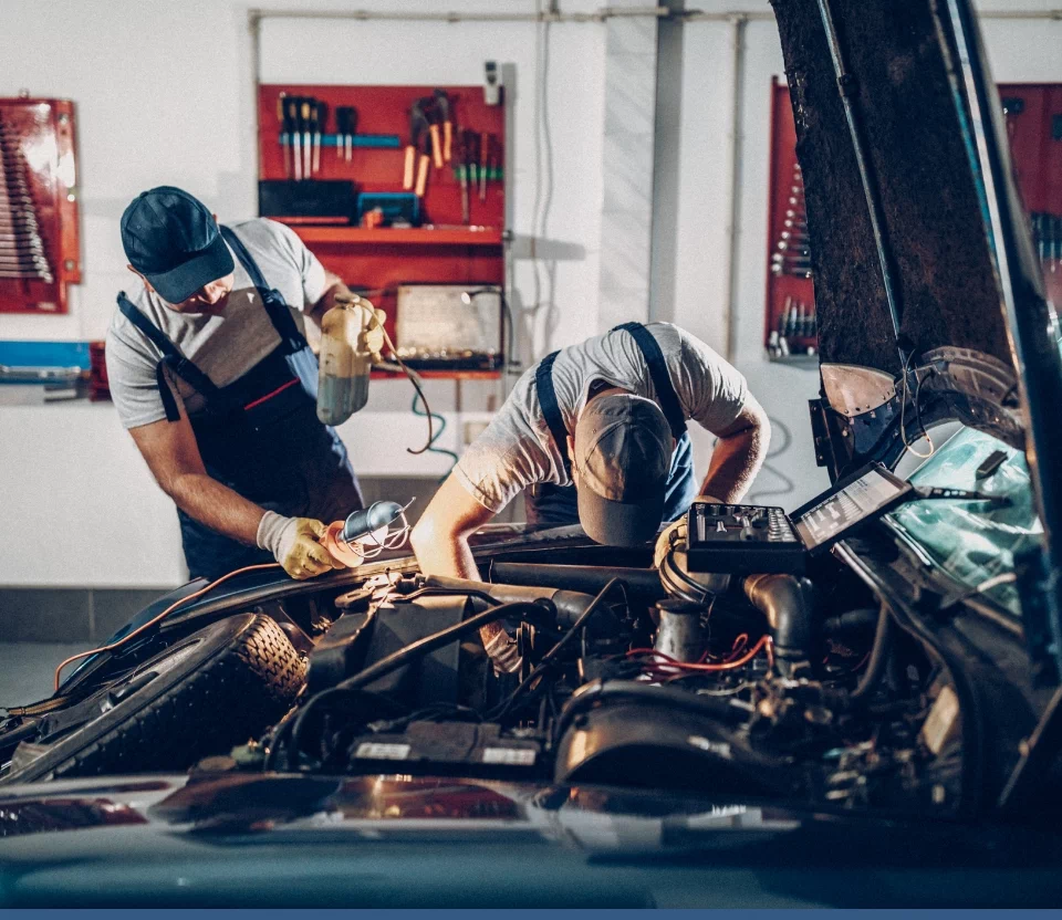 mechanicy naprawiający samochód